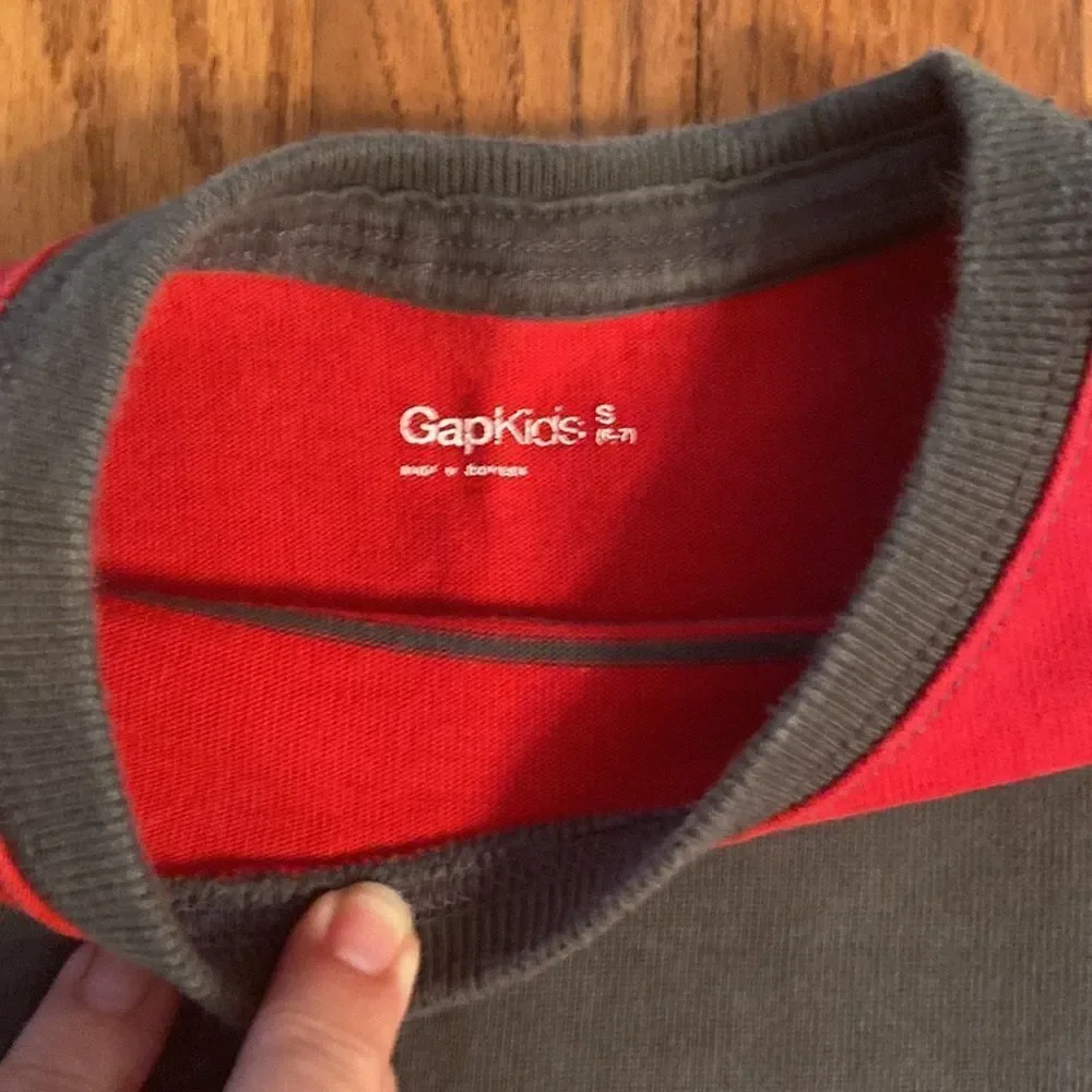 Gap kids size 6/7 long sleeve shirt gray and red